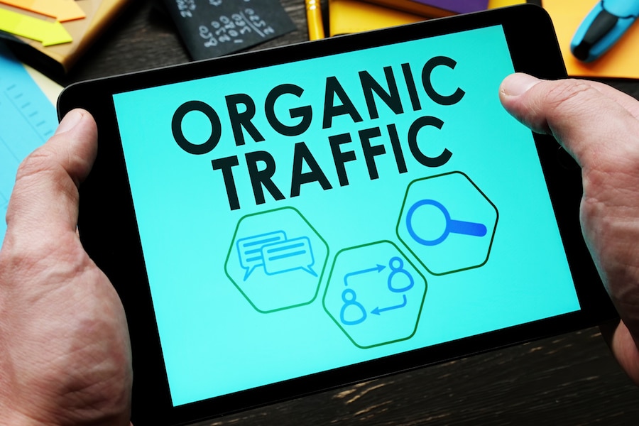 A man reads information about organic traffic on the tablet.